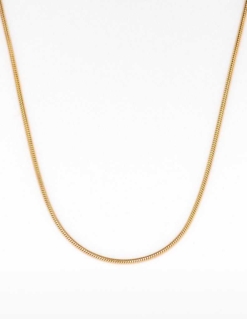 Collar Tipo Cordón Mediano Alfonsina, color dorado y muy elegante.