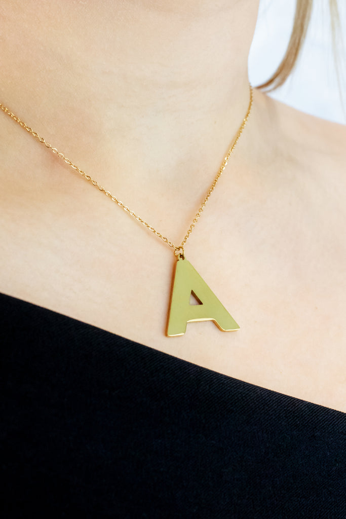 Collar dorado con inicial grande