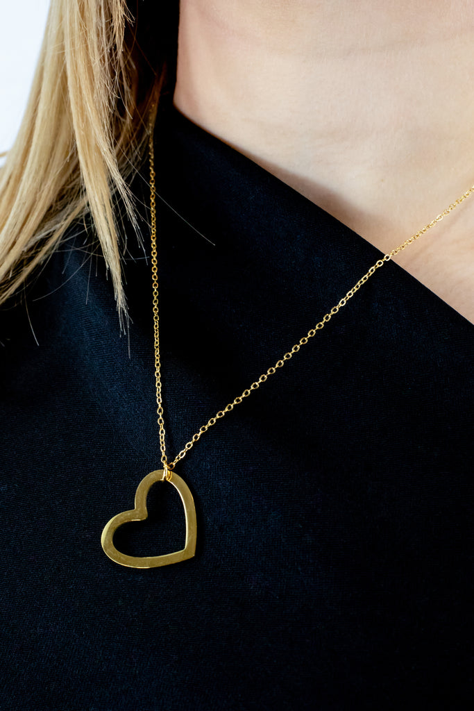colgante con corazón vacío dorado fino