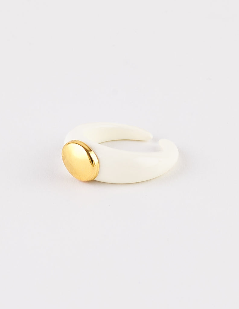 Anillo blanco con medalla dorada